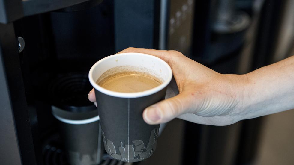 Flera personer anmälde att automatkaffe som köpts på en mack hade orsakat illamående. Nu visar prover att det inte var några fel på mackens dricksvatten. 