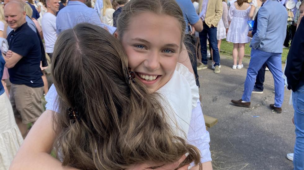 Ella Liljeroth kramar om kompisen Alicja Opila efter nio år på Hjortsjöskolan.