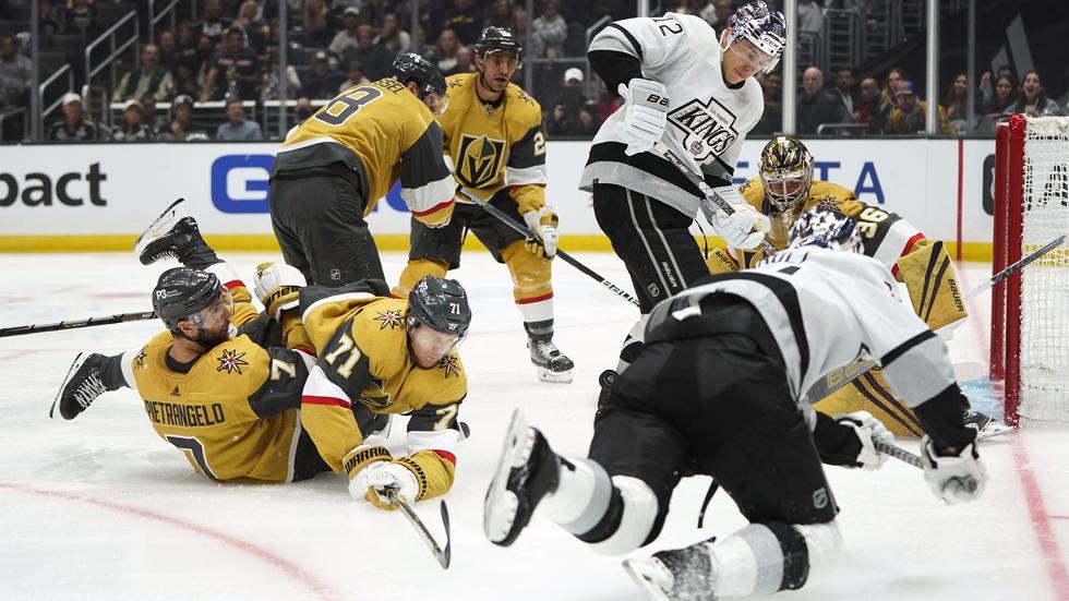 William Karlsson levererade dubbla poäng i NHL-premiären. Bild: AP Photo/Jae C. Hong.