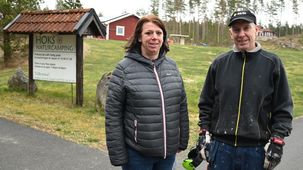 Anna och Daniel Lönngren jobbar för att sätta Hoks naturcamping i stånd inför årets högsäsong. 