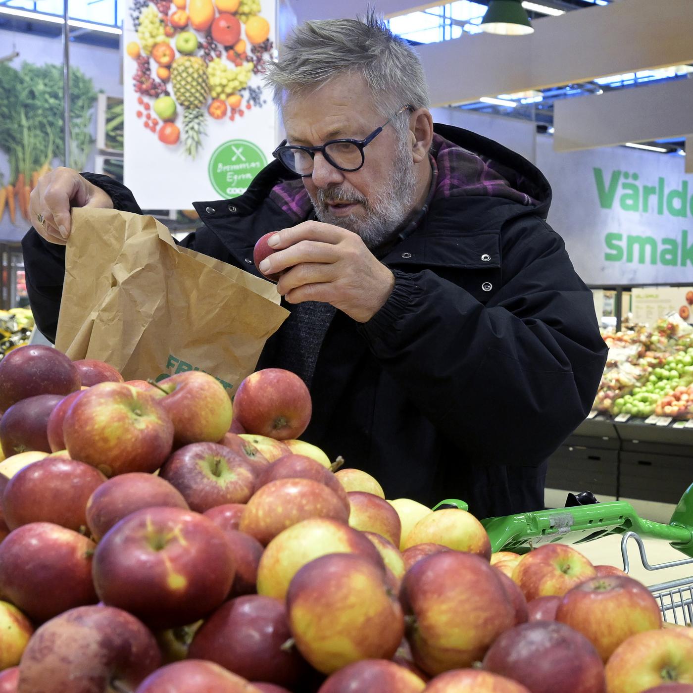 STOCKHOLM 20221110
Pensionär handlar mat på livsmedelsaffären COOP.
Foto: Janerik Henriksson / TT / kod 10010
Frukt och grönt har stigit markant i pris. Arkivbild.