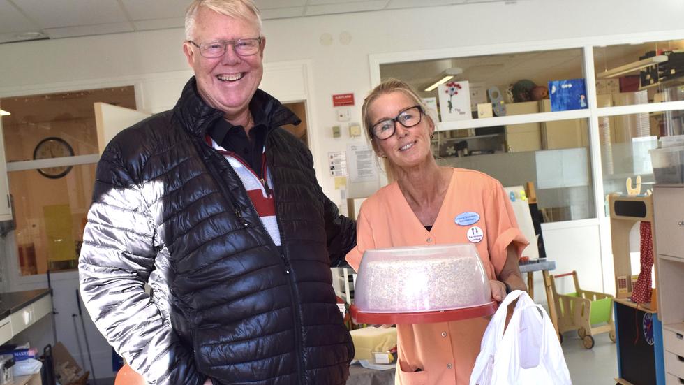 Anders Kullgren, med i styrelsen för Projekt 322, lämnade över en tårta och bakverk till Helena Simmebon, specialpedag på lekterapin på Länssjukhuset Ryhov.