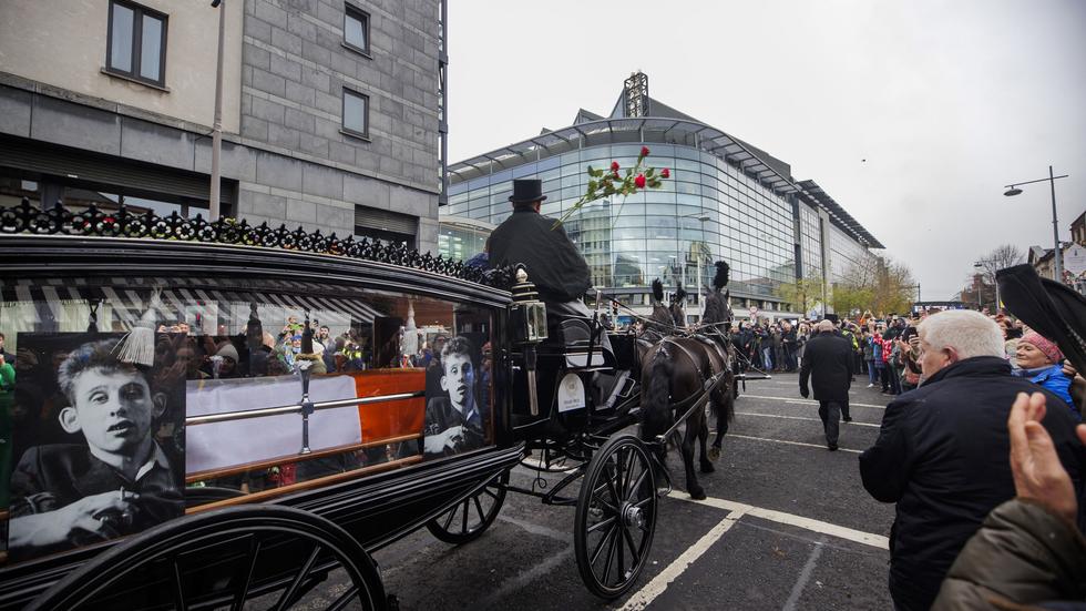 Shane MacGowan förs till sista vilan genom Dublins gator, 8 december 2023. 