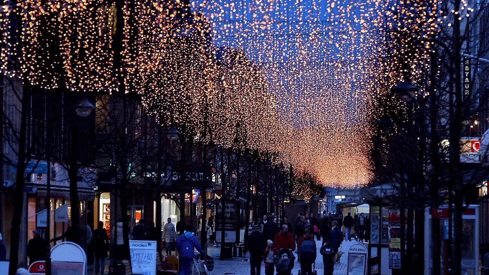 Östra Storgatan under juletid. Nu kan Jönköpingsborna äntligen få njuta av julbelysning. FOTO: Leif Ljung. 