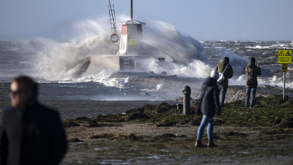 Det blåste på bra även på söndagen i Skåne. Vid hamnen i Lomma gick människor ut för att känna av naturen.