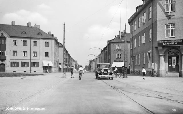 Lekande barn på Klostergatan i Jönköping. Direkt efter det första världskriget råder en optimism bland de 30 000 invånarna. Men spanska sjukan slår oväntat till i mars 1920. Fotograferat av Knut Björlingsson, 1920-talet, Jönköpings läns museum