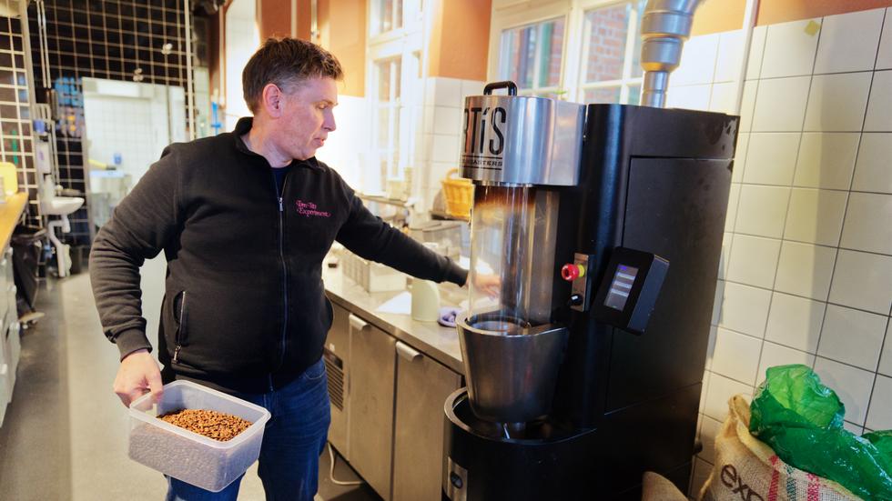 Egenhändigt rostade kaffebönor är kökschef Daniel Magnussons senaste nöje.