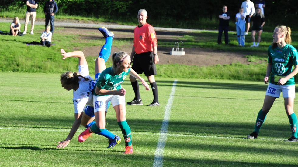 J-Södra förlorade med stora siffror i den sista matchen innan sommaruppehållet. På bilden är det tufft närkampsspel. IFK Värnamo vann på Norregårds IP med klara 7-2.