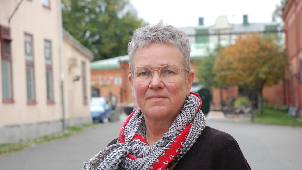 Mari Yrjälä, ordförande i fackförbundet Kommunal, förklarar att det inte bara är vaccinationen mot covid-19 som fått smittspridningen inom vård och omsorg att stanna av. Att alla bär skyddsutrustning i vårdnära kontakter tros också ha haft en effekt.