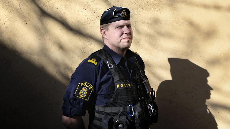 Efter en turbulent vecka i den högerextreme politikern Rasmus Paludans kölvatten är polisen Marcus Anefur hemma i Jönköping igen. Han har under sina 18 år i yttre tjänst aldrig upplevt något som liknar det han fick vara med om.