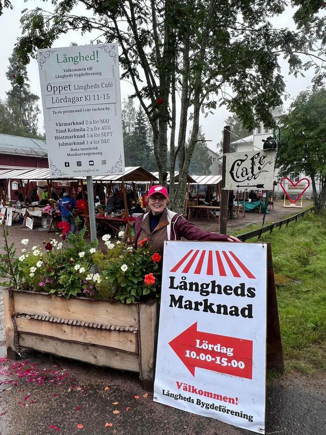 Marknadsgeneralen Carina Rosén välkomnade både knallar och besökare och såg till att alla trivdes. Foto: Anita Holm