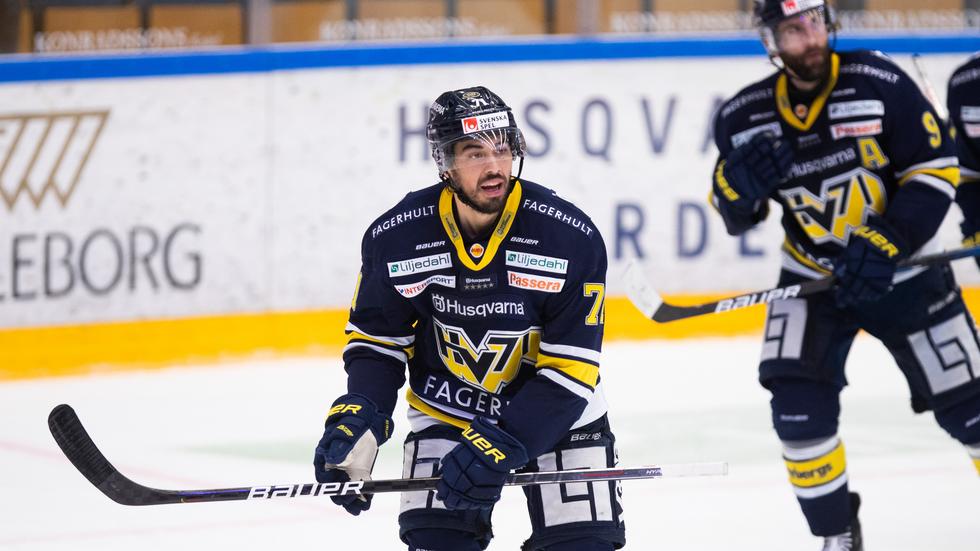Tyler Vesel, här på bild i en match under förra säsongen, var en starkt bidragande faktor bakom HV71:s succéår i hockeyallsvenskan. Nu ska centern för första gången i karriären spela SHL-hockey. 