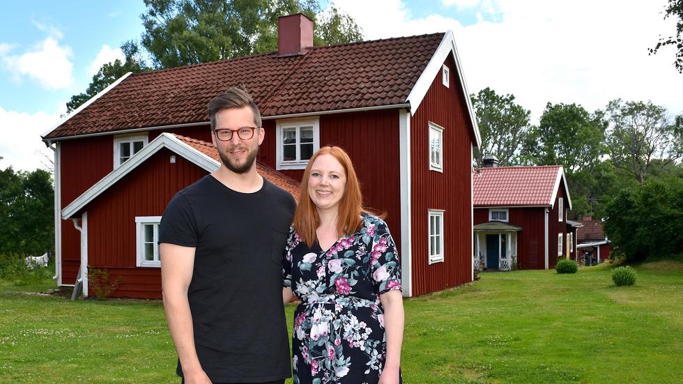 Erik och Sandra Nilsson, som inte har några tidigare kopplingar till Aneby, fastnade för huset i Lommaryd. I en av de intilliggande byggnaderna skapar de musik tillsammans. 