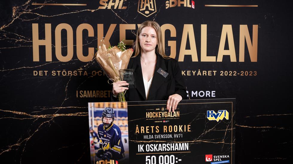 HV-spelaren Hilda Svensson blev utsedd till årets rookie i SDHL när Hockeygalan anordnades. En prischeck på 50 000 kronor delades ut till Hildas moderklubb IK Oskarshamn.
