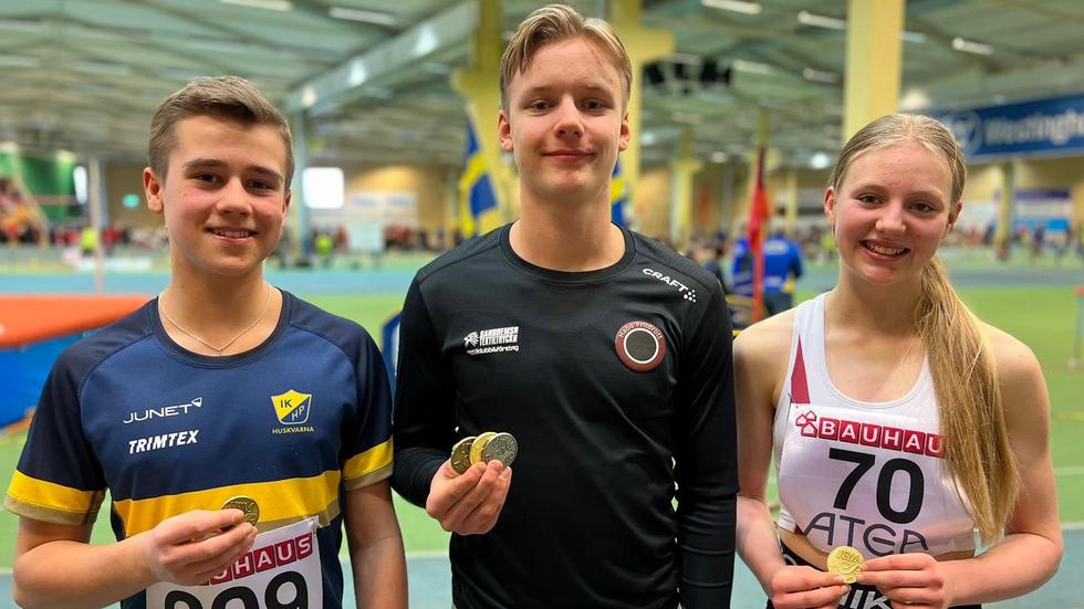 Edvin Manderhjelm, Theodor Rogö och Tindra Westlund-Stenberg med sina medaljer. 