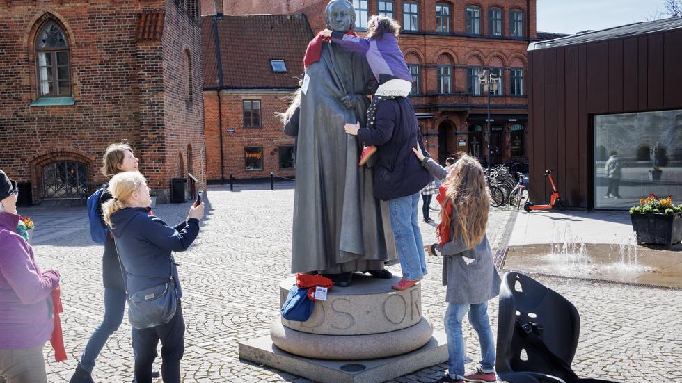 Statyn av den hårde kyrkomannen Henric Schartau utanför Domkyrkan i Lund fick på söndagen en röd halsduk. Därmed deltar han, vare sig han vill eller inte, i manifestationen över Sveriges overshoot day, eller den ekologiska skuldens dag som det också kallas.