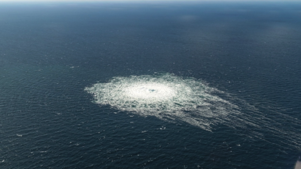 Danska stridspiloter som gått upp för att rekognosera rapporterar att "havet bubblar”. FOTO: Danska Försvaret