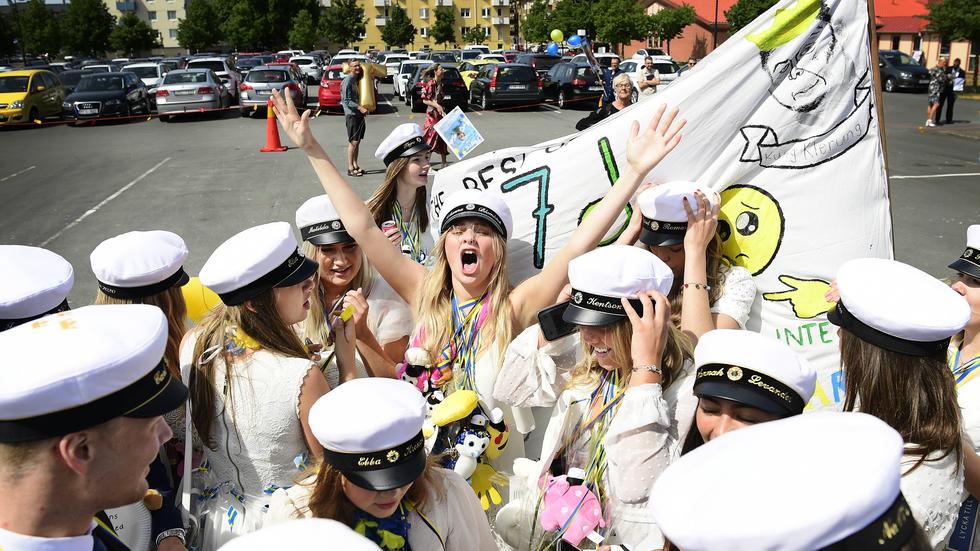 Elever på ED-gymnasiet i Jönköping firar sin studen i juni 2020. Firandet begränsades på grund av pandemin. Det mesta talar i dagsläget för att reglerna blir liknande även i år.