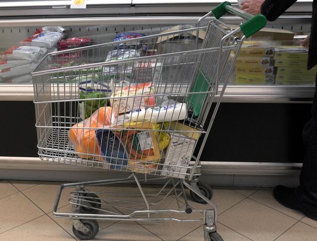 Storförpackningar kan lura oss konsumenter att köpa mer mat än vi behöver, skriver debattförfattaren.