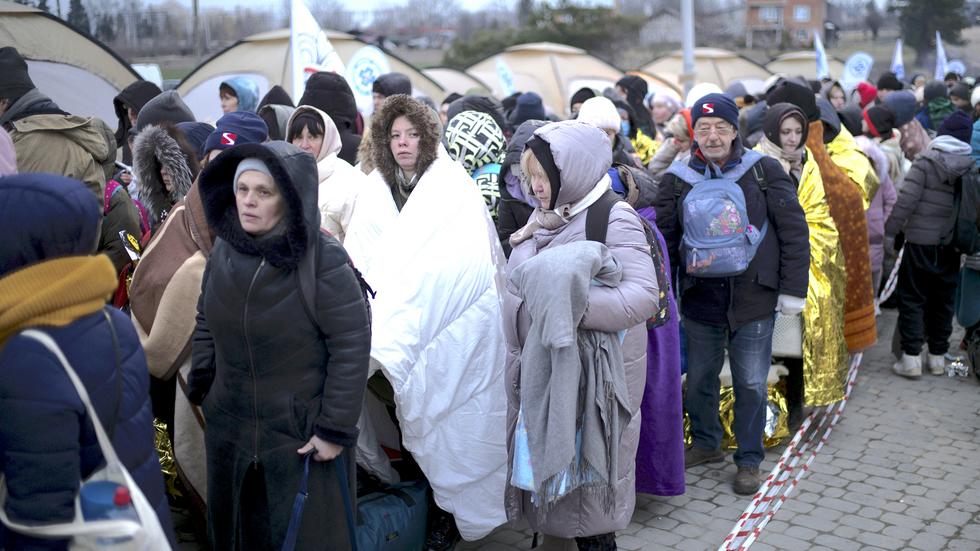 Så här såg det ut på gränsen mellan Ukraina och Polen under måndagen. Det är främst kvinnor, barn och äldre som flyr. Bild: AP Photo/Markus Schreiber