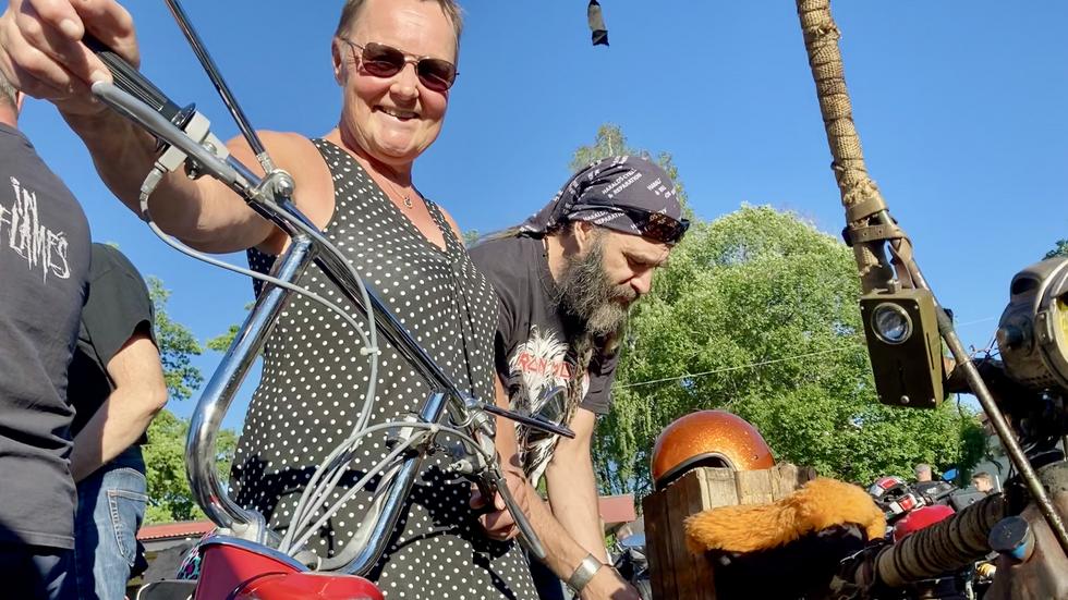Eva Selldén och Tomas Odelrot möttes på mc-träffen i Huskvarna Folkets park i onsdags. Inte mycket förenade deras mopeder, mer än att de båda har två hjul.