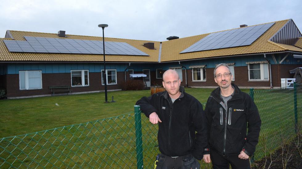 Robin Grahn och Christian Friis, arbetsledare respektive vd på Wettersol, står utanför Vårdcentrum i Habo där det installerades solceller för några år sedan. 