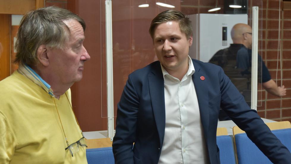 Niklas Sigvardsson (till höger)  i samtal med S-veteranen Pelle Nordin under ett sammanträde i kommunfullmäktige. 