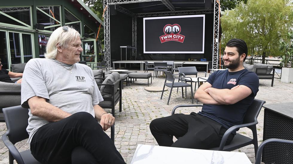 Gabriel Azizsson, restaurangchef, och artistbokaren Lukas Söderberg samtalar inför lanseringen av EM-festen. När JP träffade duon var de i full färd med att installera storbildskärmen för fotbollen. 