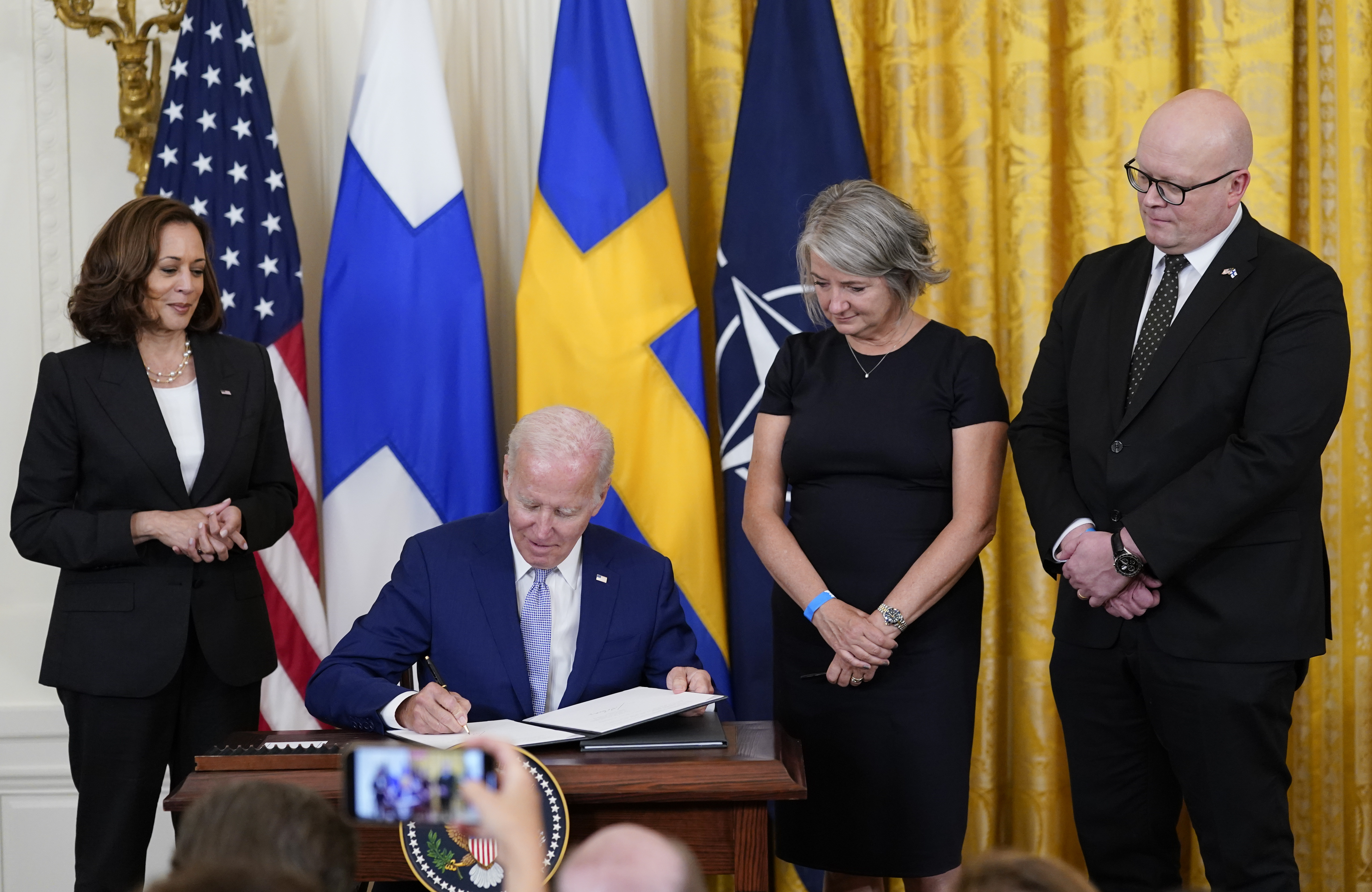 USA:s President Joe Biden undertecknar Sverige och Finlands Natoansökningar.