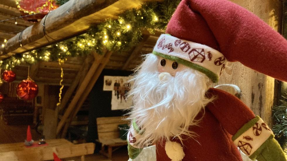 Till helgen är det säsongsstart för julmarknaden på Sägnernas hus i Sandhem. En hel del av pynt och inredning börjar komma på plats. Alla bord är uthyrda.