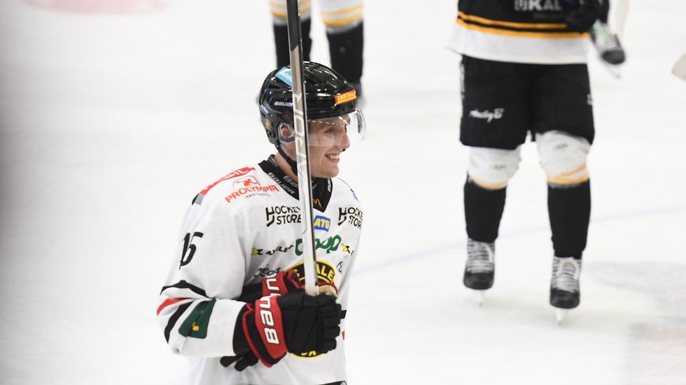 Felix Lidgren ler brett sedan han gjort mål på sin straff i träningsmatchen mot Tranås AIF.