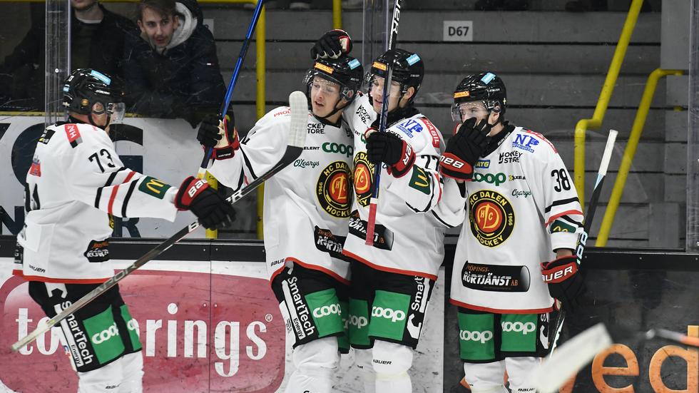 HC Dalen firar ett av sina fyra mål i 4-1-segern mot Tranås AIF i Stiga Arena.
