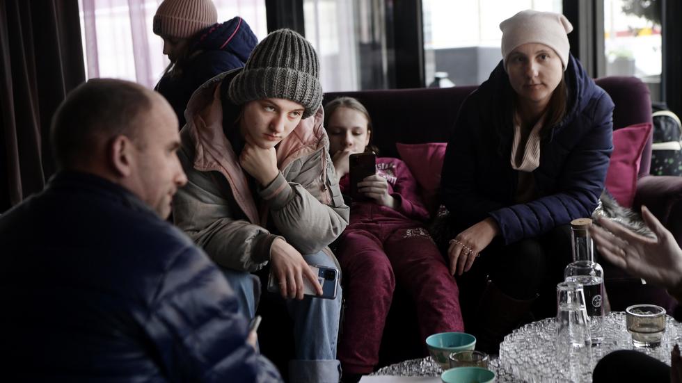 Familjen Yatsyk väntar i lobbyn på Huskvarna stadshotell. Resan från Polen tog tre dagar, berättar pappa Vasyl, till vänster i bild. I soffan sitter 16-åriga Anhelina, 12-åriga Polina och mamma Olena. I bakgrunden syns Ariadna, 10 år. 