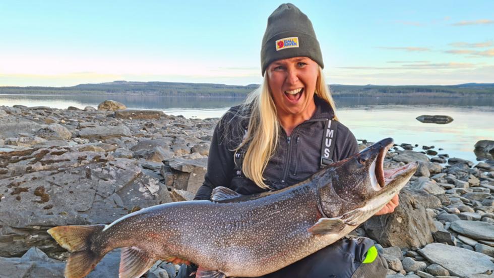 35-åriga Maria Johansson fick upp en kanadaröding på nästan 14 kilo, vilket är ett nytt svenskt rekord. FOTO: Privat