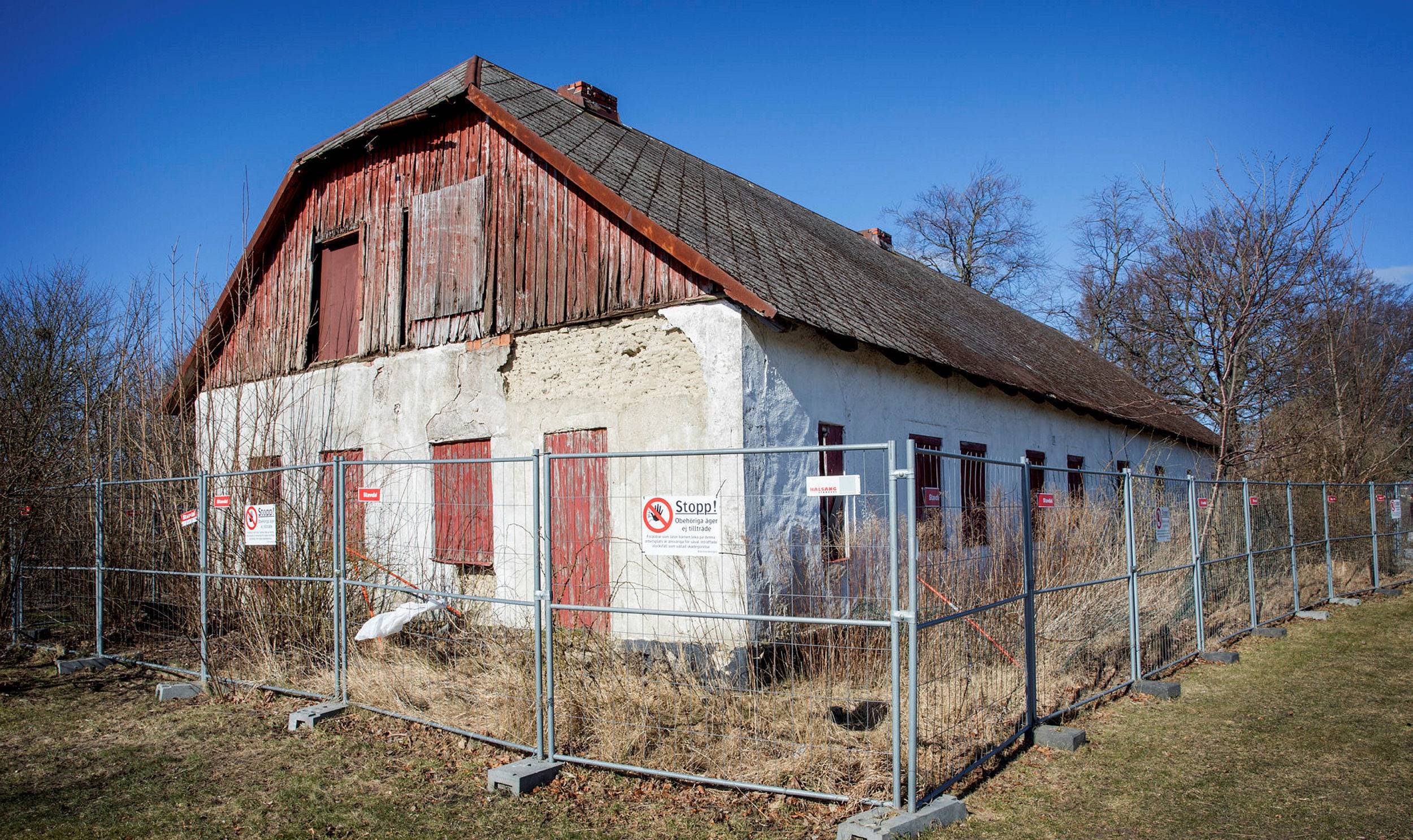 Gamla Solf skola ska rivas i sommar – men först fick byns ungdomar täcka in  byggnaden i graffiti – Österbotten –