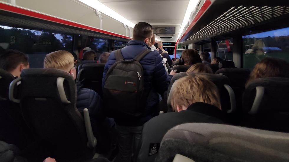 Så här såg det ut på 06.50-bussen från Habo till Jönköping tidigare i veckan. FOTO: Läsarbild. 