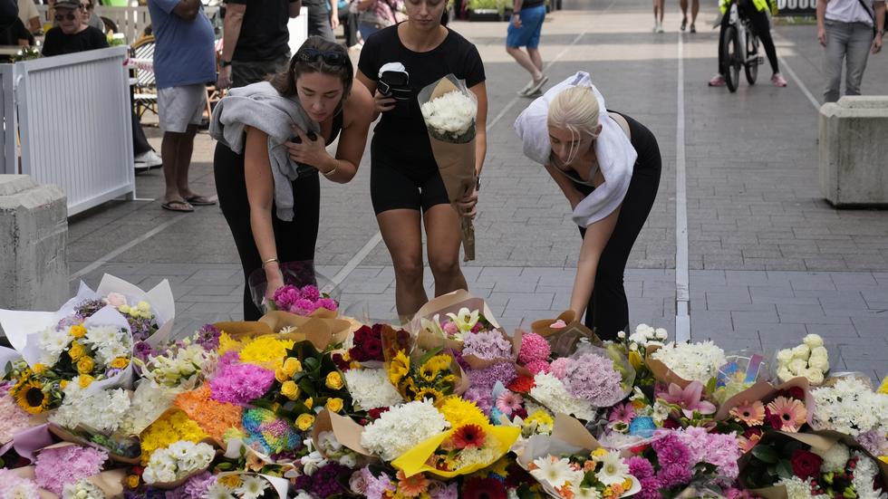 Sex personer dödades av en man som gick runt och angrep folk med kniv i ett köpcentrum i Sydney på lördagseftermiddagen.
