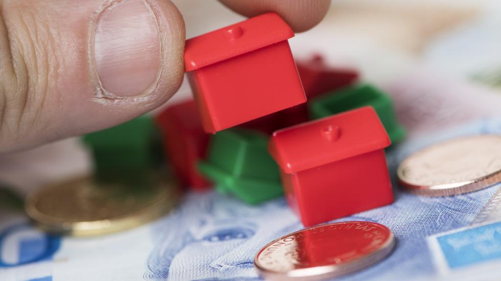 SEB:s ekonomer ser ett kraftigt fall för bostadspriserna framför sig. Arkivbild.