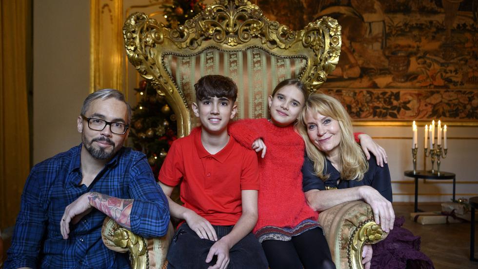Xavier Canca-Englund, Kerstin Linden och Maria Lundqvist spelar i årets julkalender i SVT, "Kronprinsen som försvann". Till vänster Tord Danielsson, regissör.
