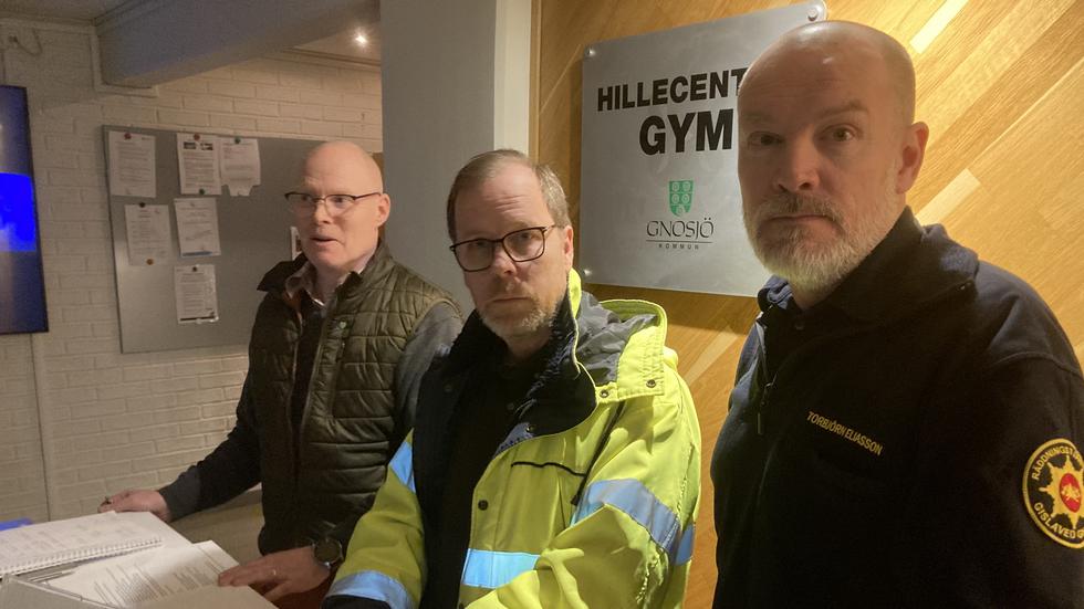 Jan Sandberg, teknik- och fritidsförvaltningens chef, Michael Bucht, VA-chef och Torbjörn Eliasson, insatsledare vid räddningstjänsten höll presskonferens på Hillecenter i Hillerstorp på måndagen.