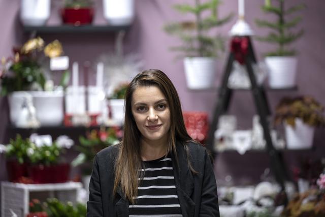 Madalina-Andreea Ionescu inspirerar gärna sina kunder och ger tips på hur de kan göra en fin juldukning. 