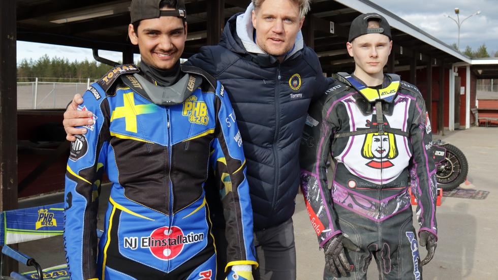 Nye lagledaren Tommy Jonsson med två av förarna som kör för Masarna i Vetlandas lagcup, Philip Hellström Bängs och Alfred Åberg.