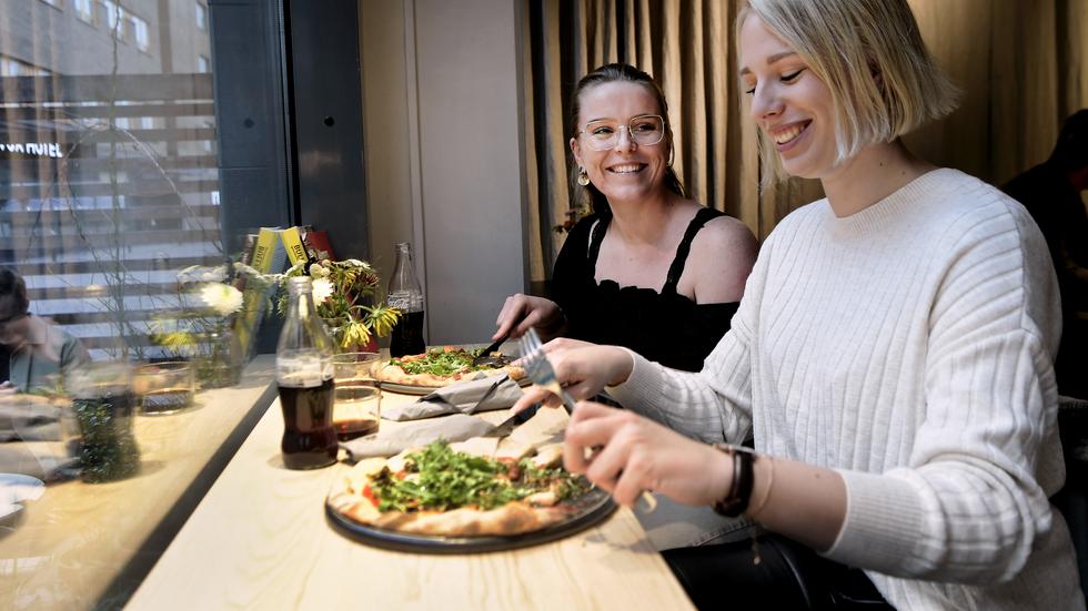 Sofia Axelsson och Moa Appelkvist tycker pizzorna på Stuk är exklusiva och gillar den mysiga miljön. 