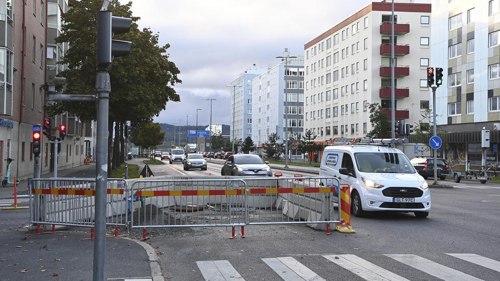 I måndags stängdes delar av trafiken vid Kungsgatan och Klostergatan av. Detta på grund av ett renoveringsarbete av brunnen i korsningen.