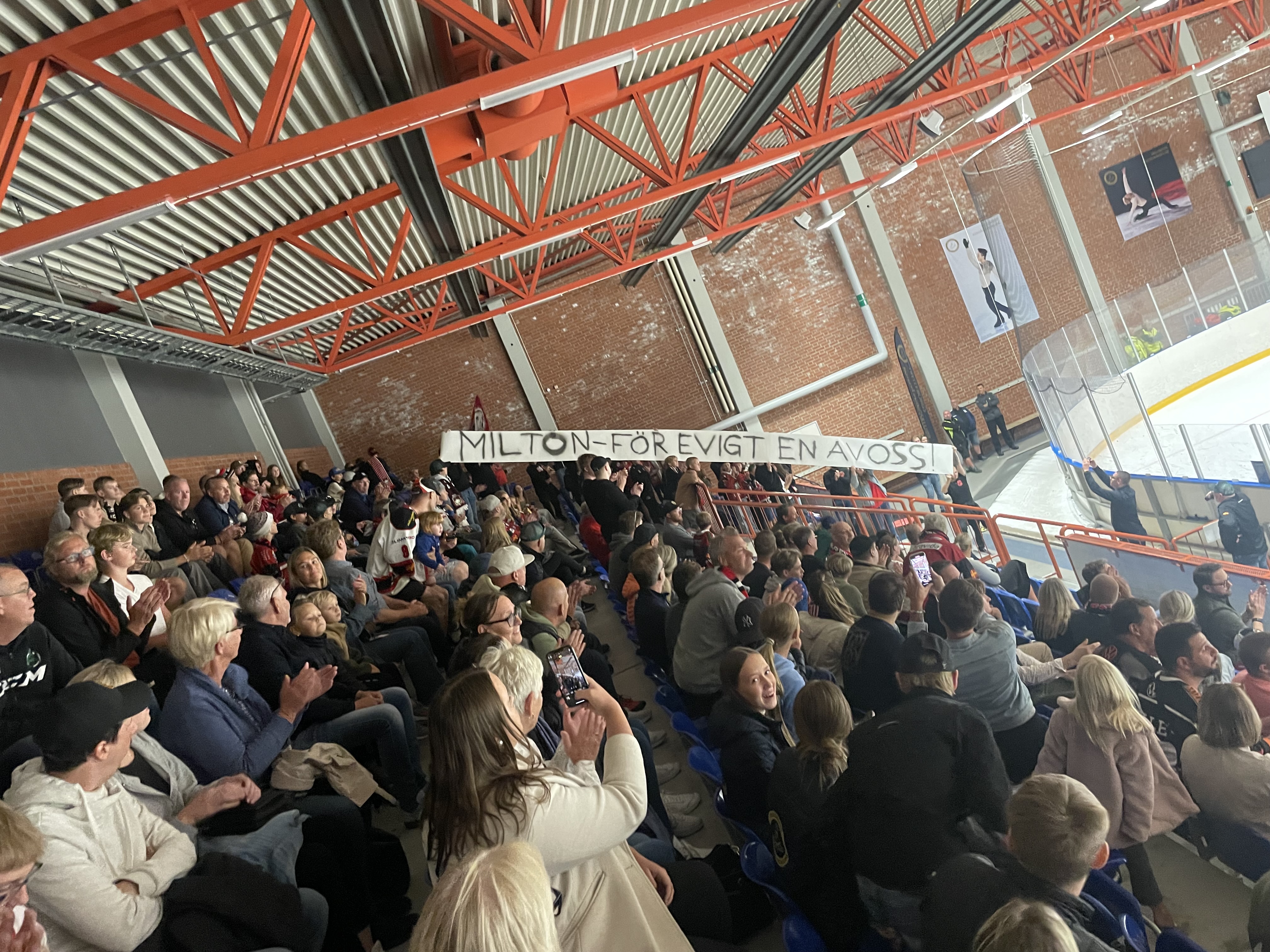 Efter fyra minuters spel vecklade Redhawks support ut en banderoll för Milton och alla i hallen applåderade för att hedra hans minne. Även spelarna i båset klappade, trots att spelet pågick.