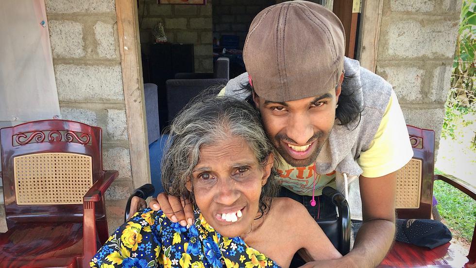 Efter 30 år förenades Jonas Kvick med sin biologiska familj i Sri Lanka. Mamma Mary var redan då sjuk och undernärd. Bilden är tagen 2017, året innan hon avled. 