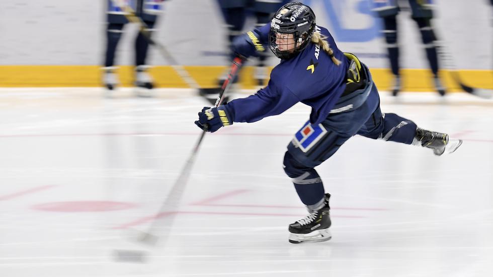 Det går undan när HV-forwarden Sanni Hakala spelar ishockey. ”Den snabbaste spelaren i SDHL”, säger HV-tränaren Joakim Engström.