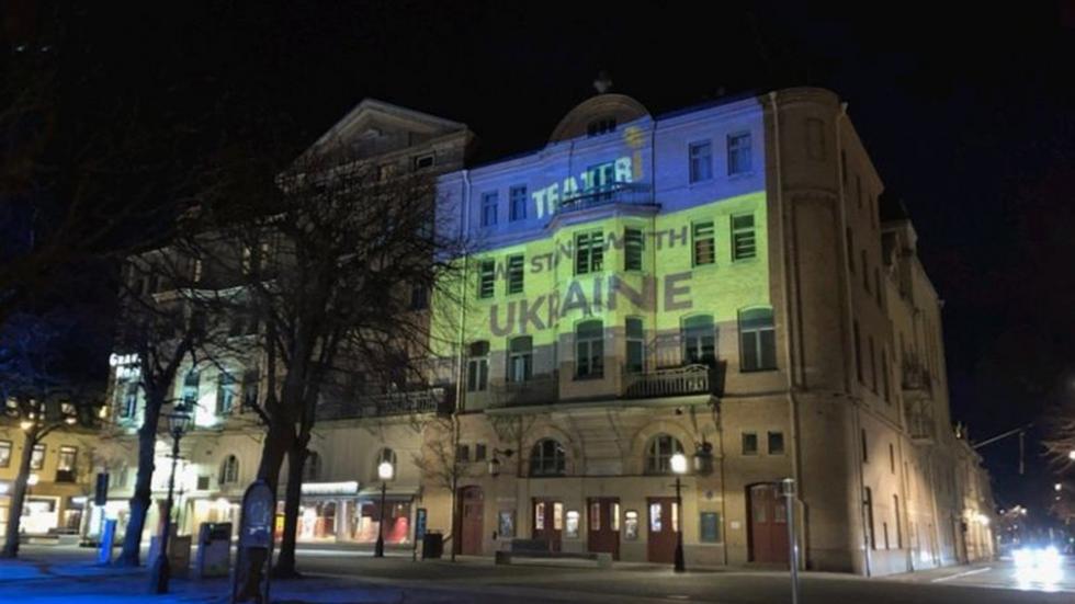 På kvällarna färgas fasaden på Jönköpings teater i gult och blått.
Bild: Teateri