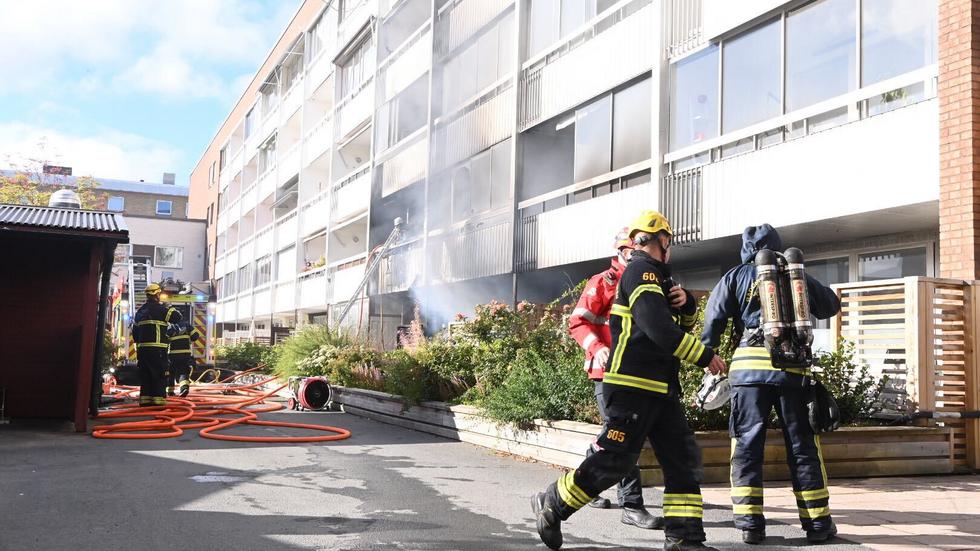 Tre personer skadades i branden och 14 lägenheter blev kraftigt rökskadade.