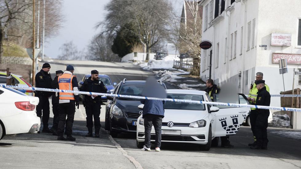 Personal från hemtjänsten samtalar med polis efter dödsolyckan där ett barn omkom i Nässjö.